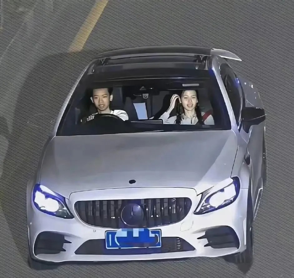 那天哥们儿送我媳妇回家，这事儿整得不太合适。你说大晚上的，孤男寡女共处一车，街坊