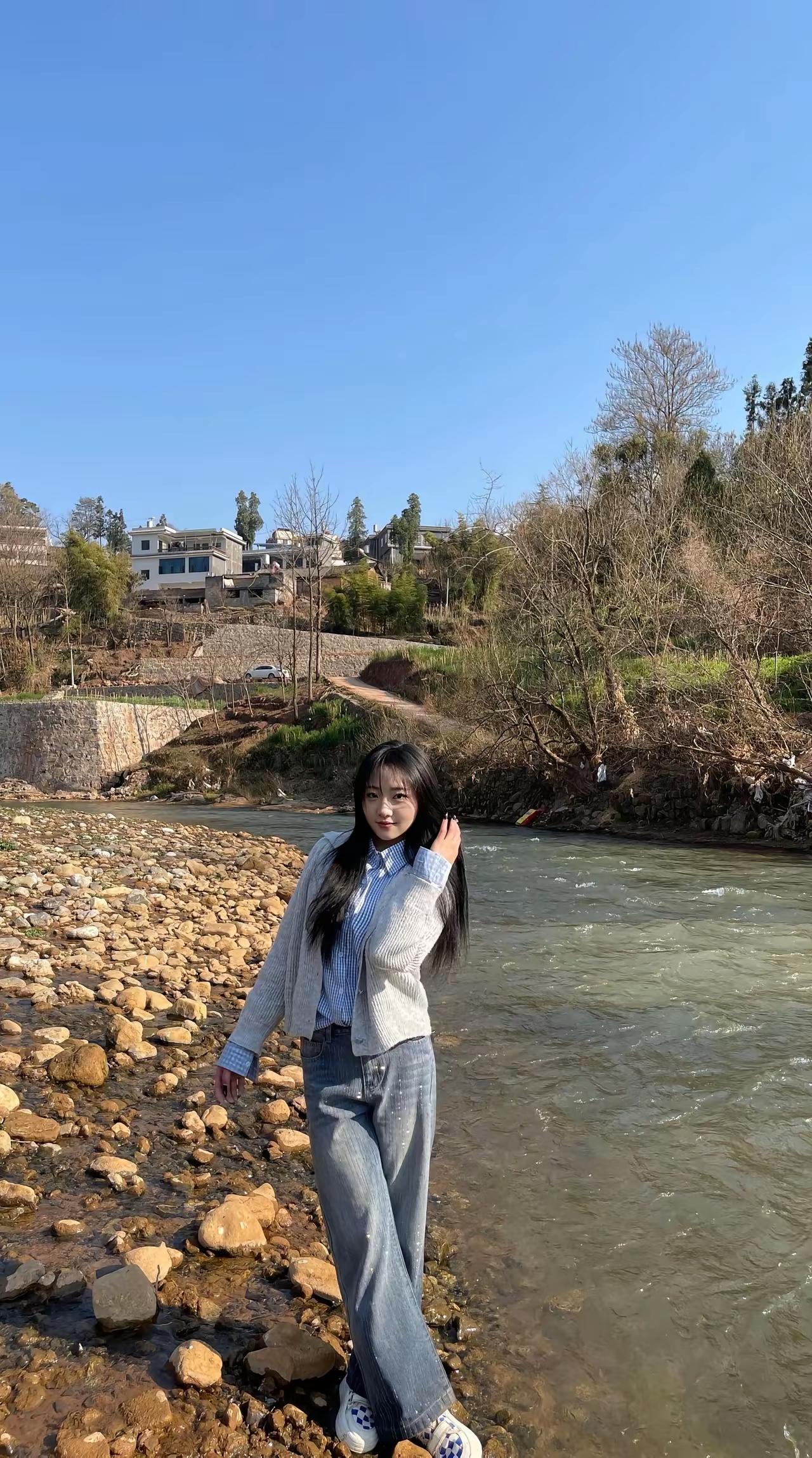 溪边人影摇，清风拂面来。