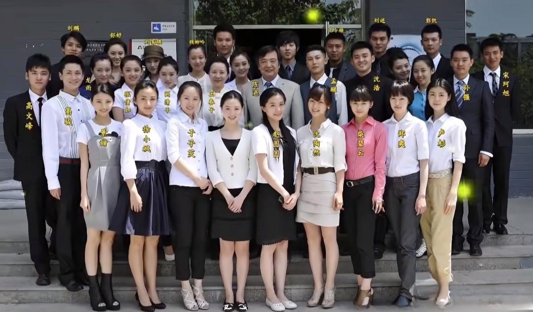 景甜毕业于北电07级表演班，班里同学有《麻雀》腹黑女王叶琳，《夏至未至》饰演程七