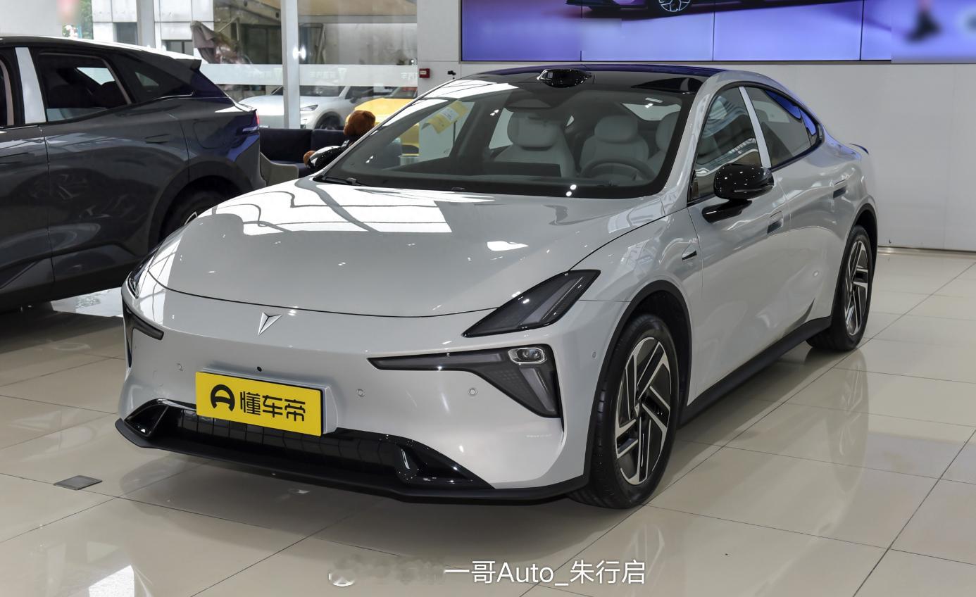 全新深蓝L06的实车图被曝光，新车标配了激光雷达、端到端辅助驾驶等等，预售价13