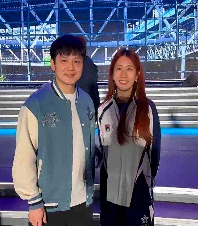 樊振东最近和前辈小朱合影了，配文就俩字“Respect”。之前网上总有人