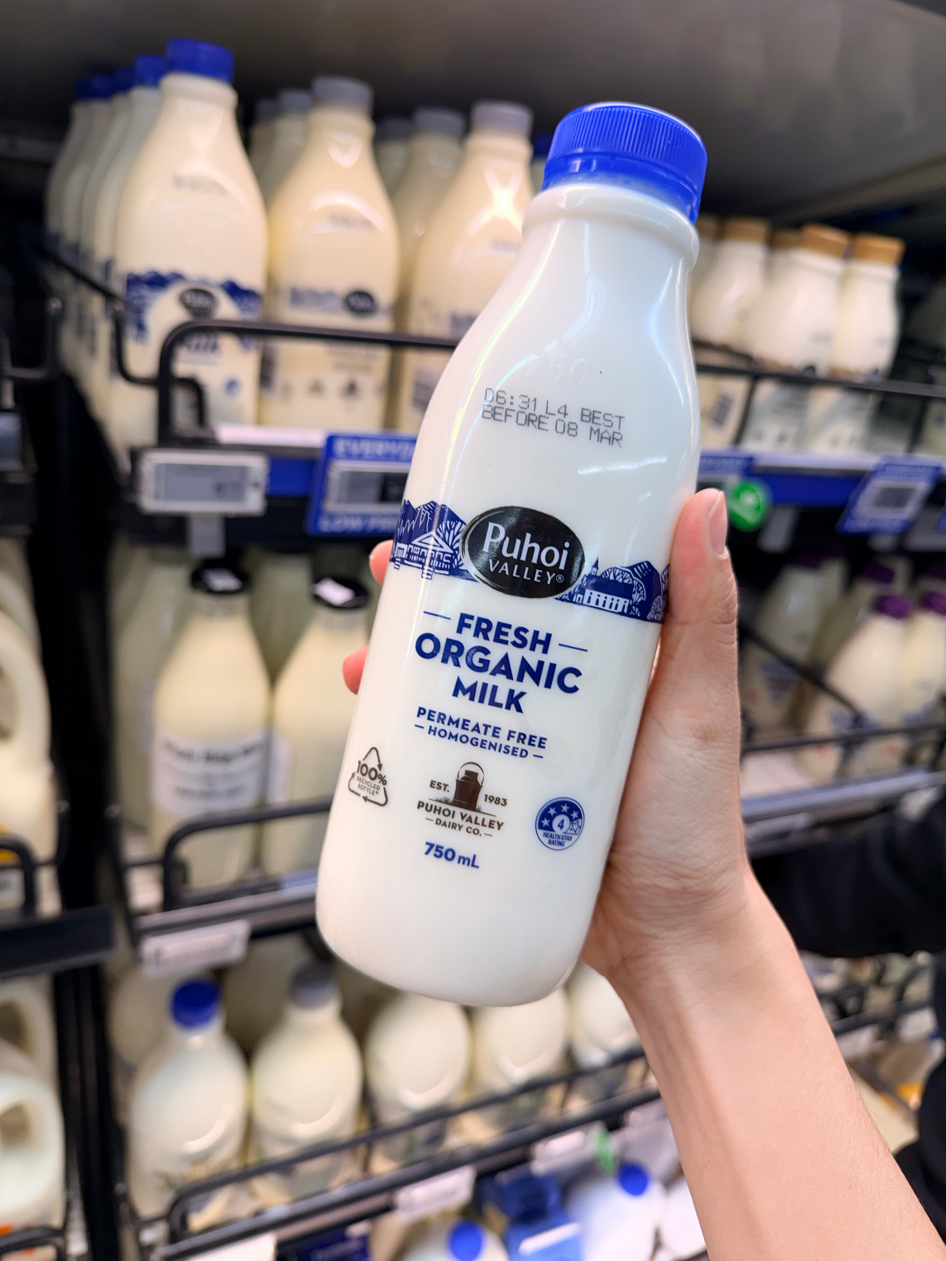 来超市买菜，图1那个狗香肠超级大我还说外国人吃个香肠都那么大图2是我最爱的饼中国