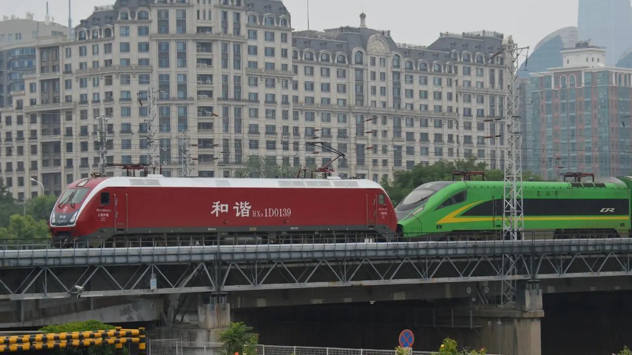 时隔200余天，京沪铁路D18次列车又来整活了，罪魁祸首又是CR200J。目前