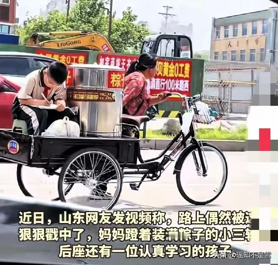 三轮车里的母子，看哭无数普通人！5月23号山东聊城，刚下完雨，街上又冷又湿