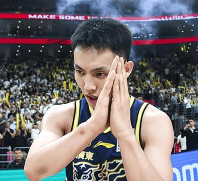 广东男篮球员崔永熙谈自己新队友徐杰，他表示：徐杰是一个外界看起来很腼腆，但是实际