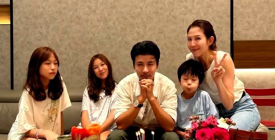 有一次，蔡少芬回家跟张晋说：“我给你按摩一下子宫吧。”张晋惊讶地说：“子宫？我一