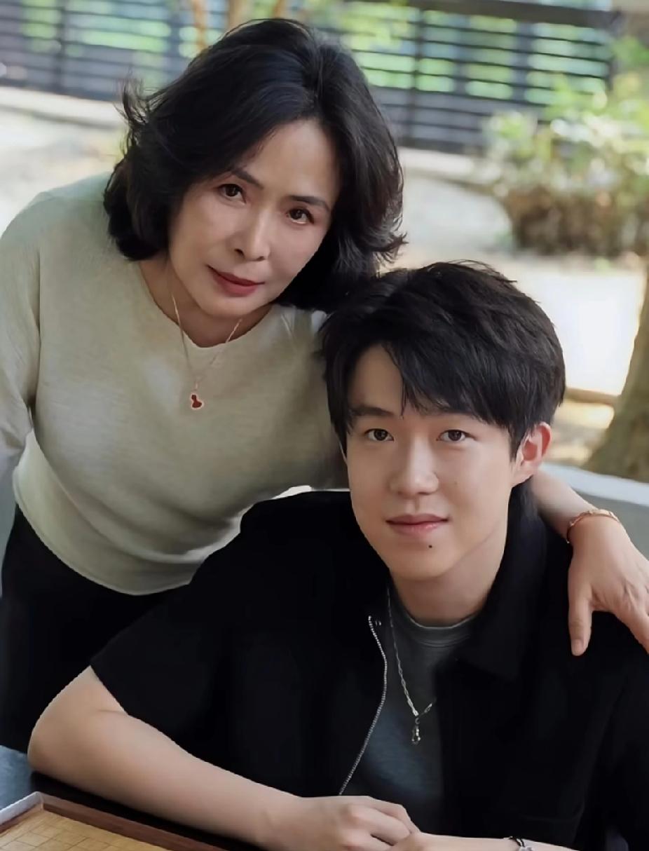这就是“儿随妈”的最好诠释吧！王楚钦和妈妈的合影也太温馨了！妈妈气质优雅，