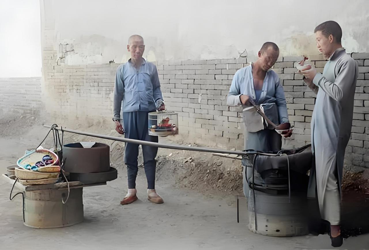 这是民国时期街头卖粥的场景，你看呐，三位大叔在砖墙边，中间挑担子的是卖粥的商贩，