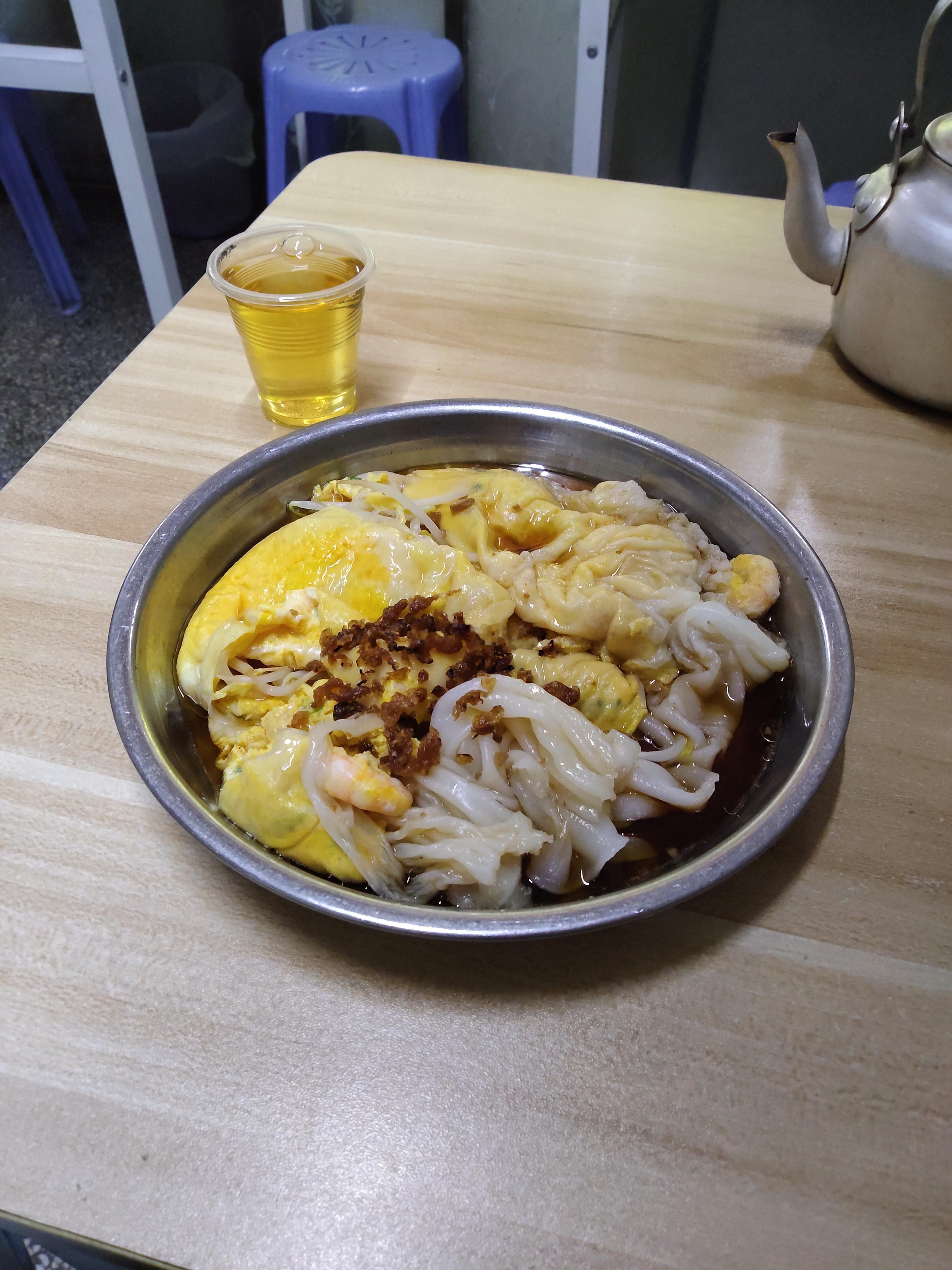 兴业路的兴业小食店，一家很不起眼但也开了很多年的店，有粿条面肠粉，也有煲仔饭，说