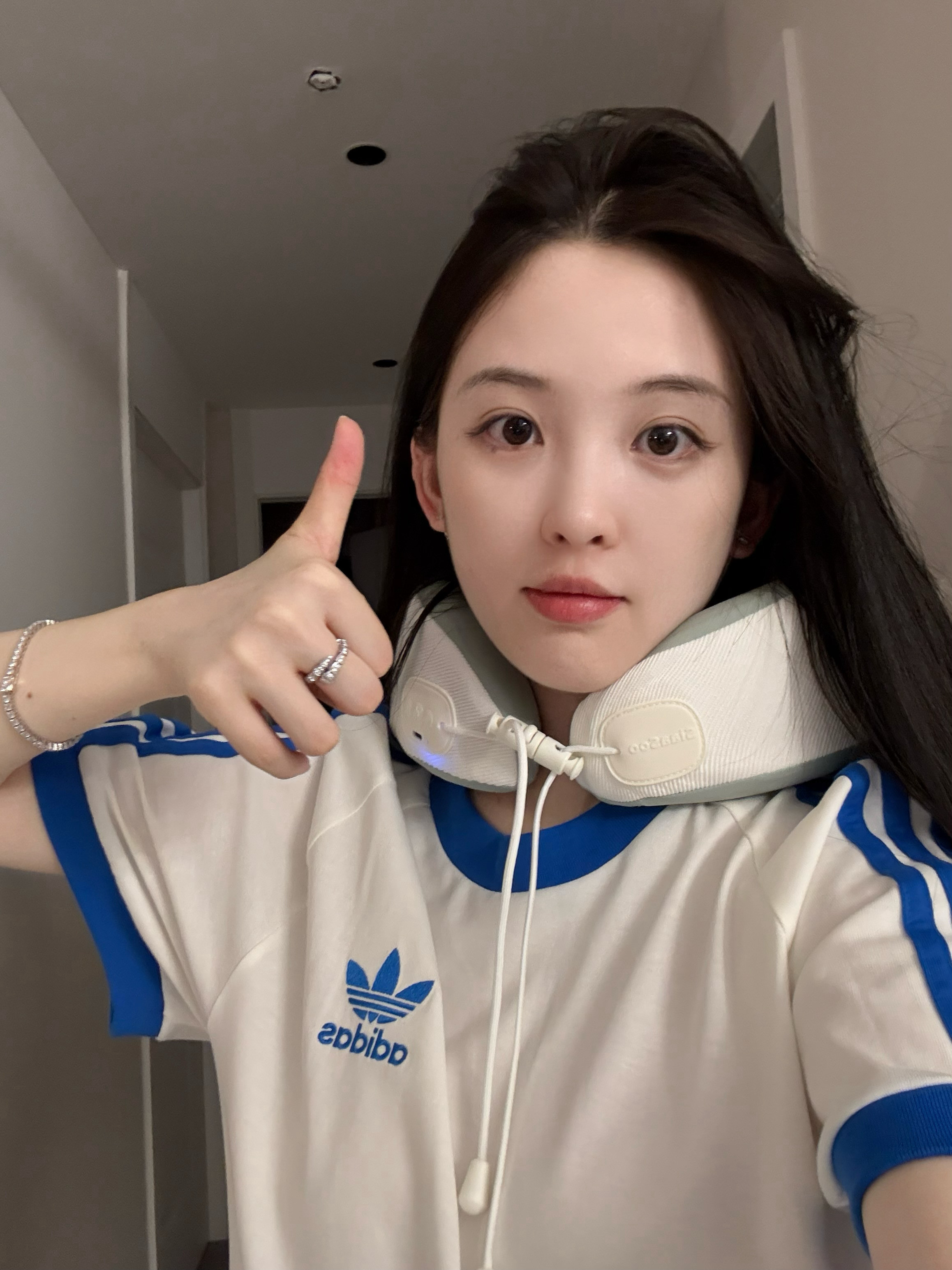 我的脖子一直很不好因为经常玩手机特别僵硬酸痛！一星期就要去按摩一次才舒服每