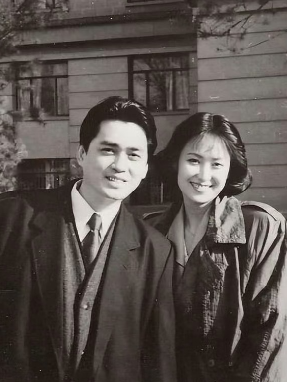 上世纪九十年代，珠影厂演员左翎与香港演员汤镇宗的合影。左翎当时因主演电视连续剧