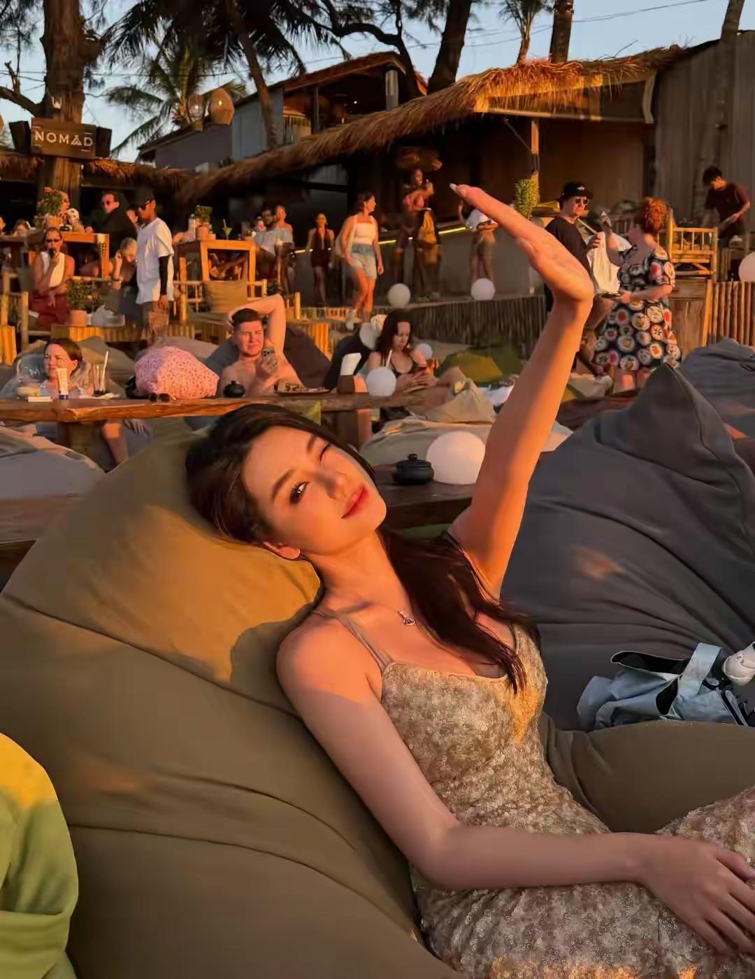 在海边度假村享受悠闲时光，晒出你的夏日风情照！🌞🏖️👗