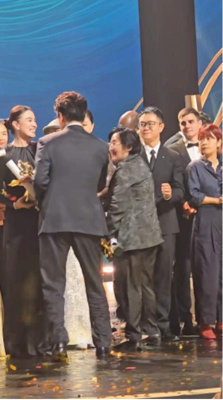 与靳东合作过的女神们，关系好的是宋佳。昨天白玉兰奖颁奖典礼，最后获奖的人上台合