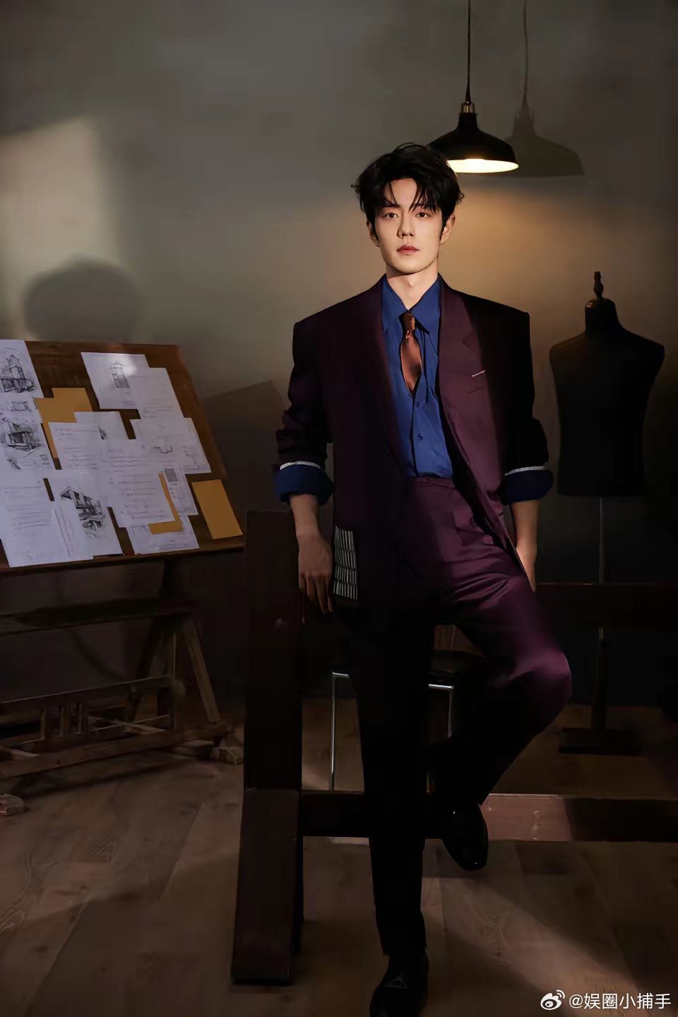 今天微博之夜红毯上有不少男明星穿YSL撞款了，但是肖战这一套一看就不是一个系列的