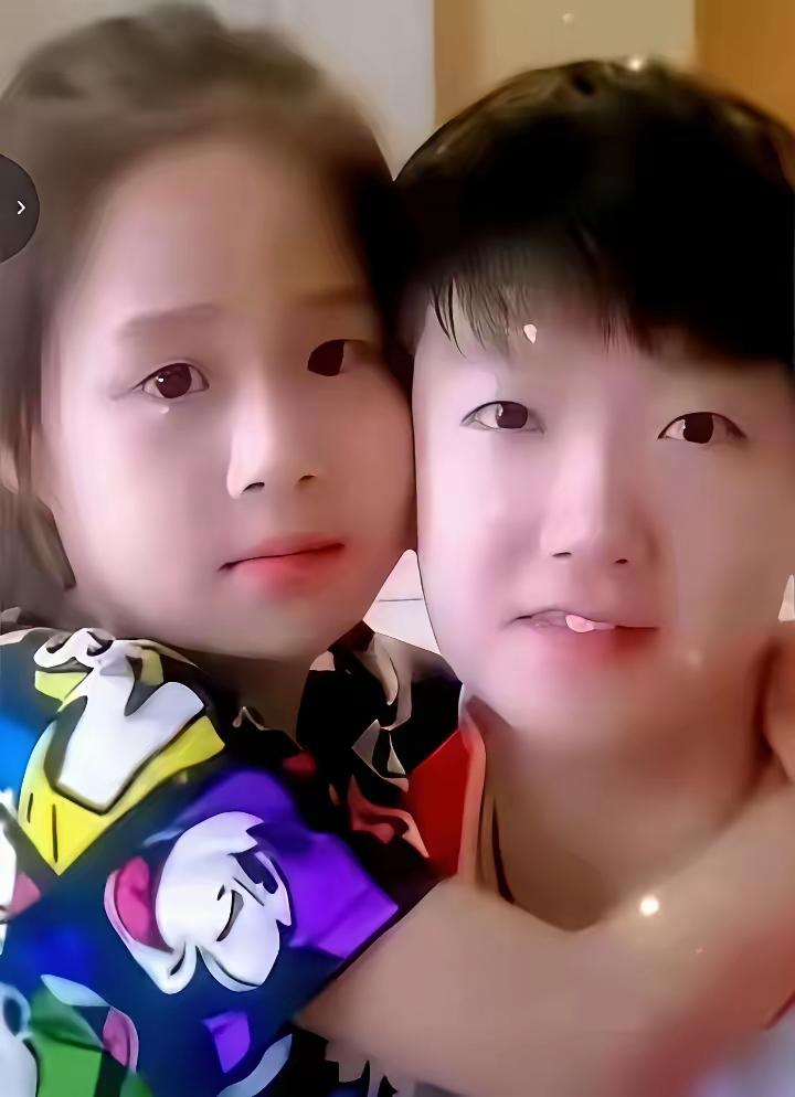 小豌豆使劲搂着莎莎比亲姐姐还亲哩～也真服了莎莎不只是会做人而是天生就