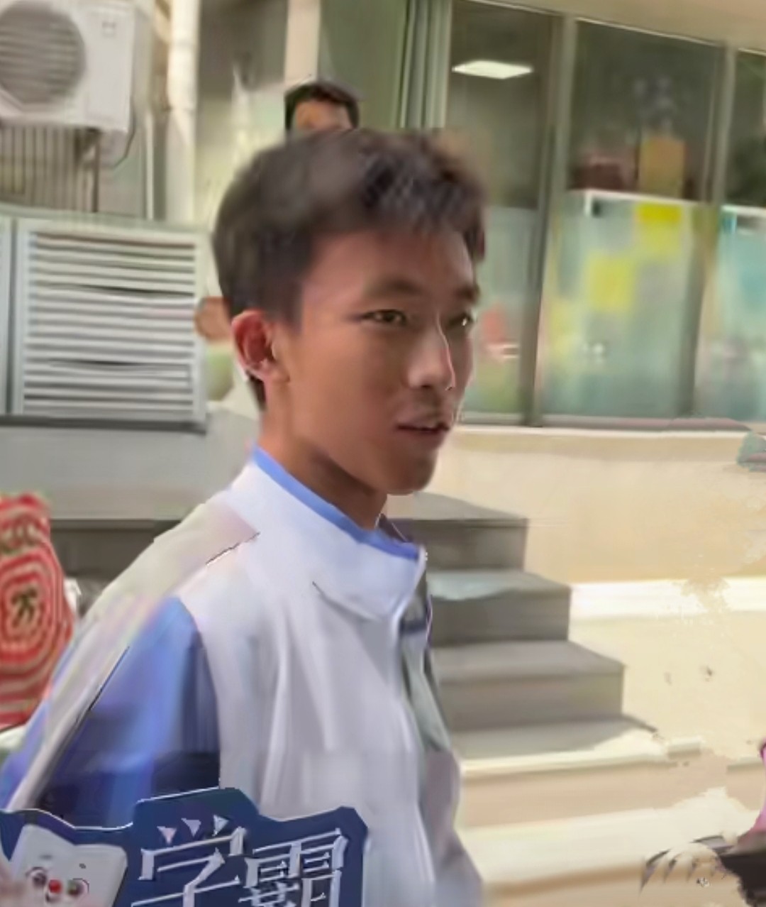 这个考生必火！还没考完就被录取人大附中考场第一个走出考场的考生，提前半小时