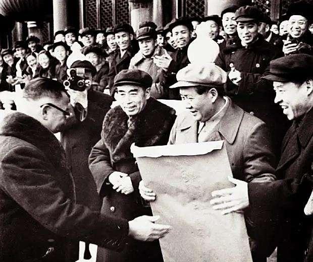 珍贵的老照片分享。1956年1月15日，在北京天安门城楼上，同仁堂的老板乐松生代