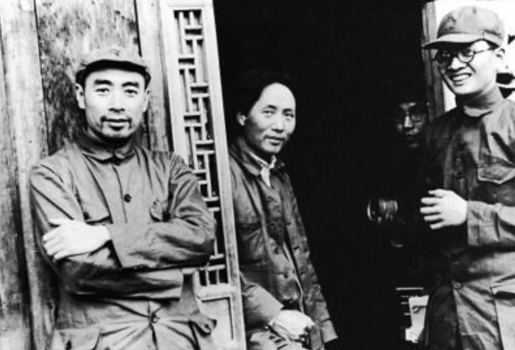 毛主席是如何评价周总理的？他说：“我的接班人第三个是周恩来，这个同志在国际活动方