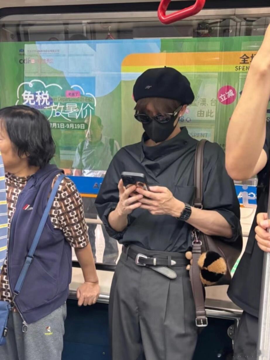 偶遇檀健次坐摆渡车网友机场偶遇檀健次坐摆渡车，包成这样都能认出来。檀健次全黑系穿
