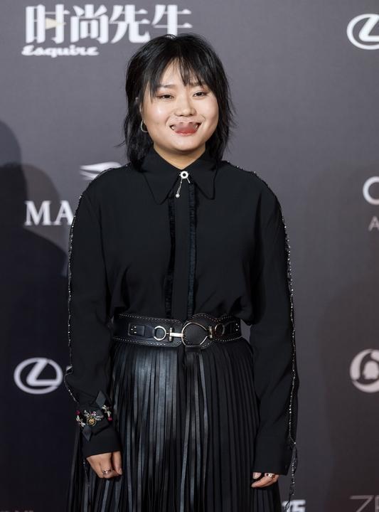 别信减肥逆袭，李雪琴的自信是被一杯温水砸醒的。她曾因体重被全网嘲，感情路磕得满