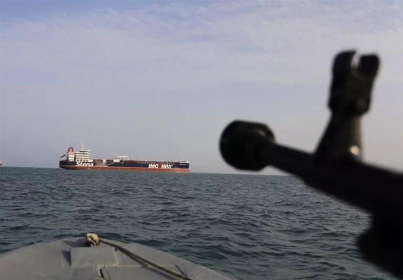 小偷打不开自行车的防盗锁，于是又给自行车加了一根链子锁。网友这样评论美国封锁