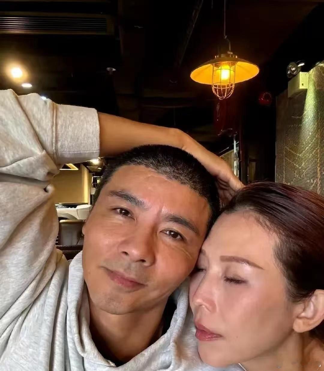 张晋跟蔡少芬忒敢整，无美颜无滤镜怼脸直接拍，坦然直面容颜变老！