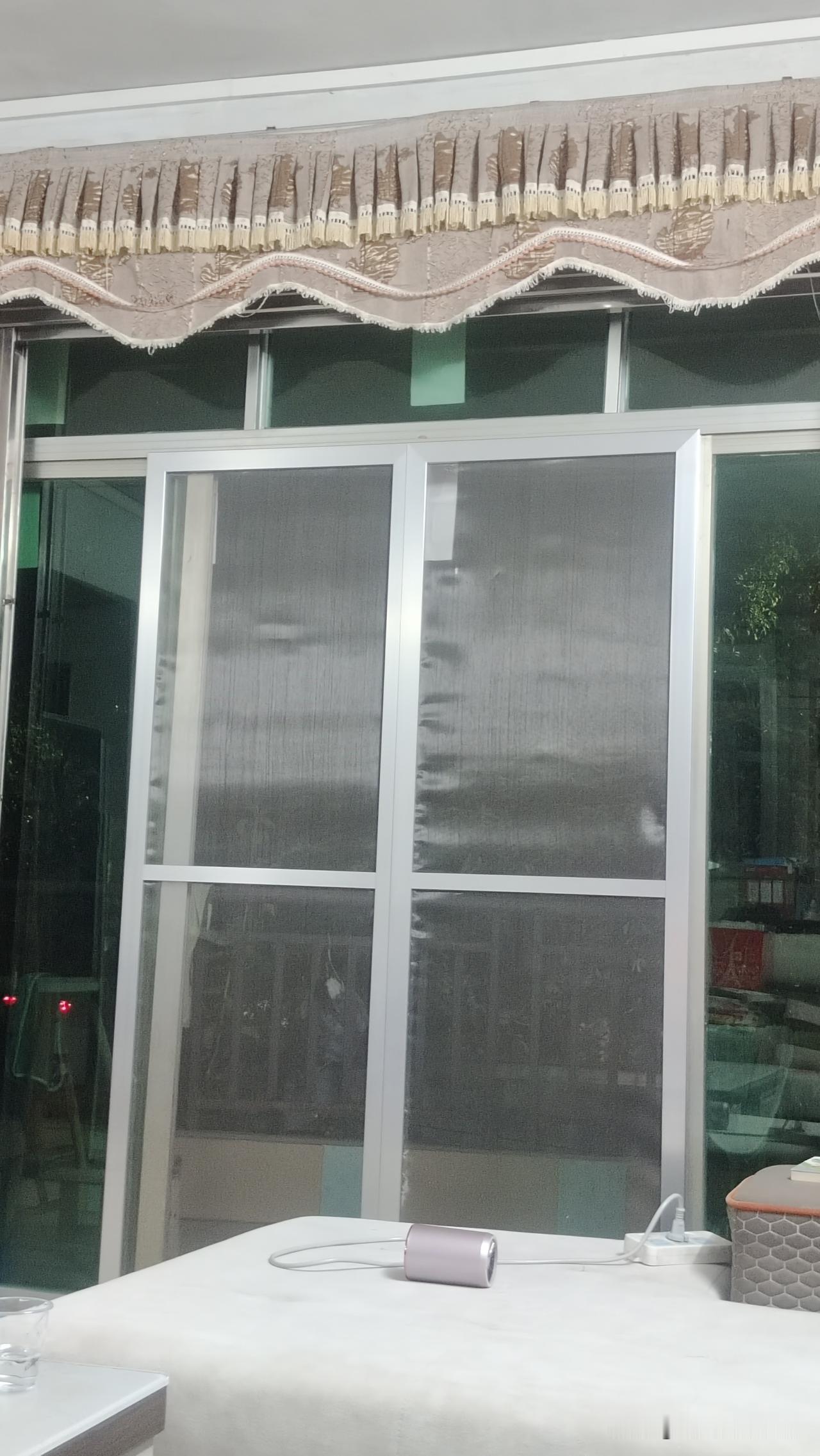 寡妇门前是非多。原来我是不信的，现实中我真的遇上了。前天晚上送走两个学生后，