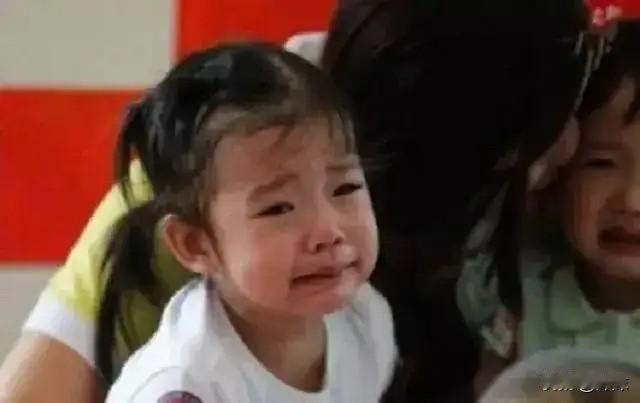 3岁女儿放学回家，紧扯裤子说“不能尿尿”，宝妈脱下裤子后气哭女儿放学时满脸惊