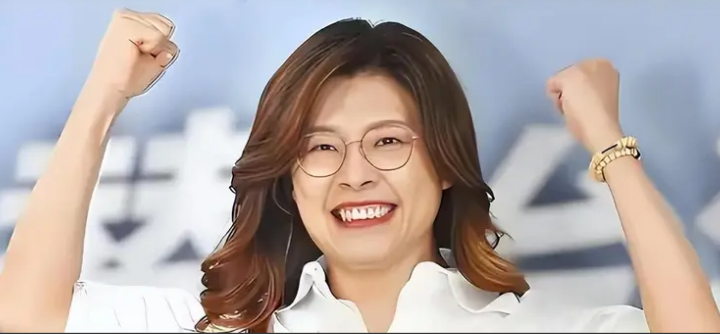 郑丽文变了！郑丽文改口了她说不追求统一，也不支持独立。这话从她嘴里