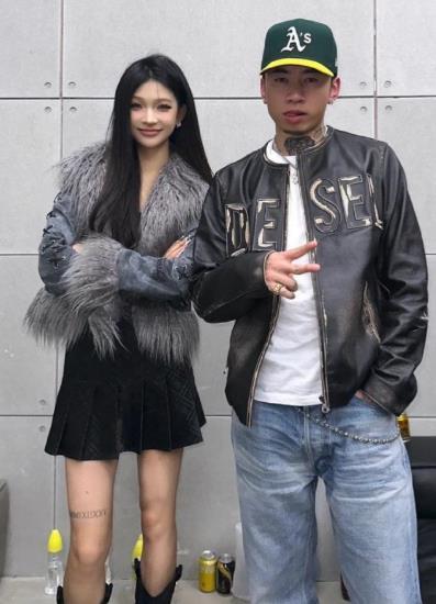 亲吻照曝光后，有网友发现，胡彦斌此前跟马思唯同台，那时马思唯跟易梦玲还正甜蜜。网