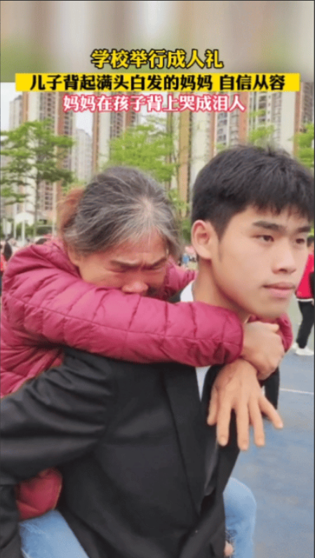 “破防了！”广西学校成人礼，学生们都盛装出席，家长们也是精心打扮，但在人群里，有