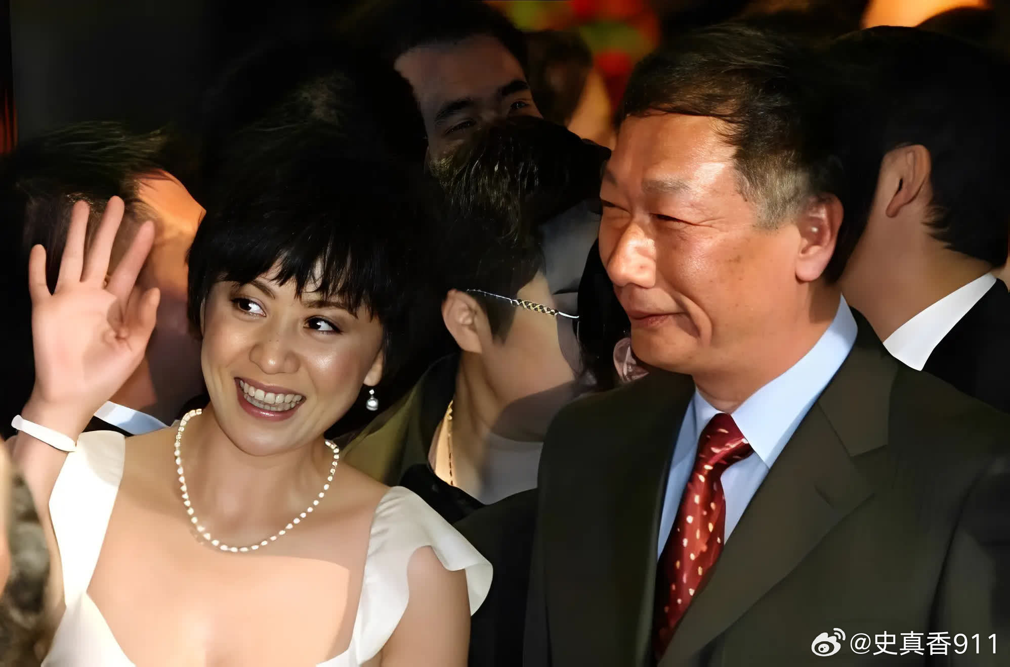 在一档综艺节目中，主持人让每个嘉宾与观众分享一个秘密，轮到刘嘉玲时，她说自己有严