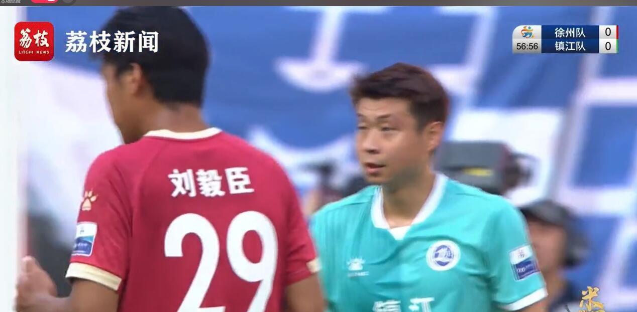 今天下午苏超联赛，南通支云球员胡鸣飞代表镇江队下半场替补登场。要知道昨晚9点半，