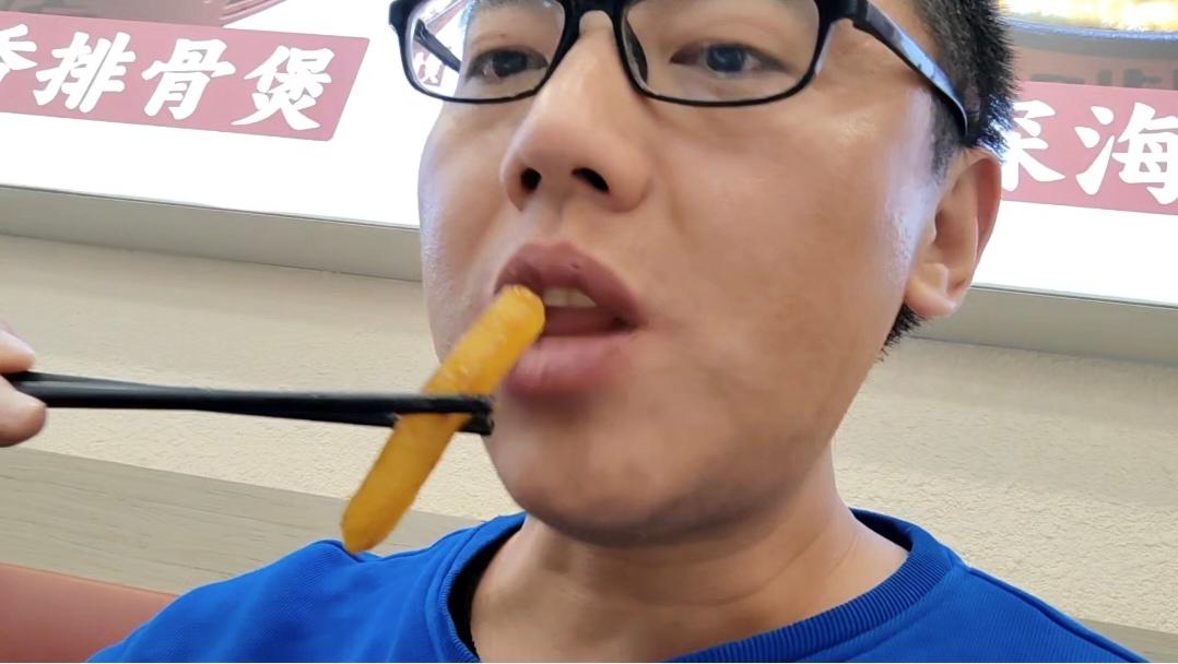 我有一个朋友，他是男孩子，但是他不喜欢女孩子，他只喜欢男孩子，这一次他千里迢迢来