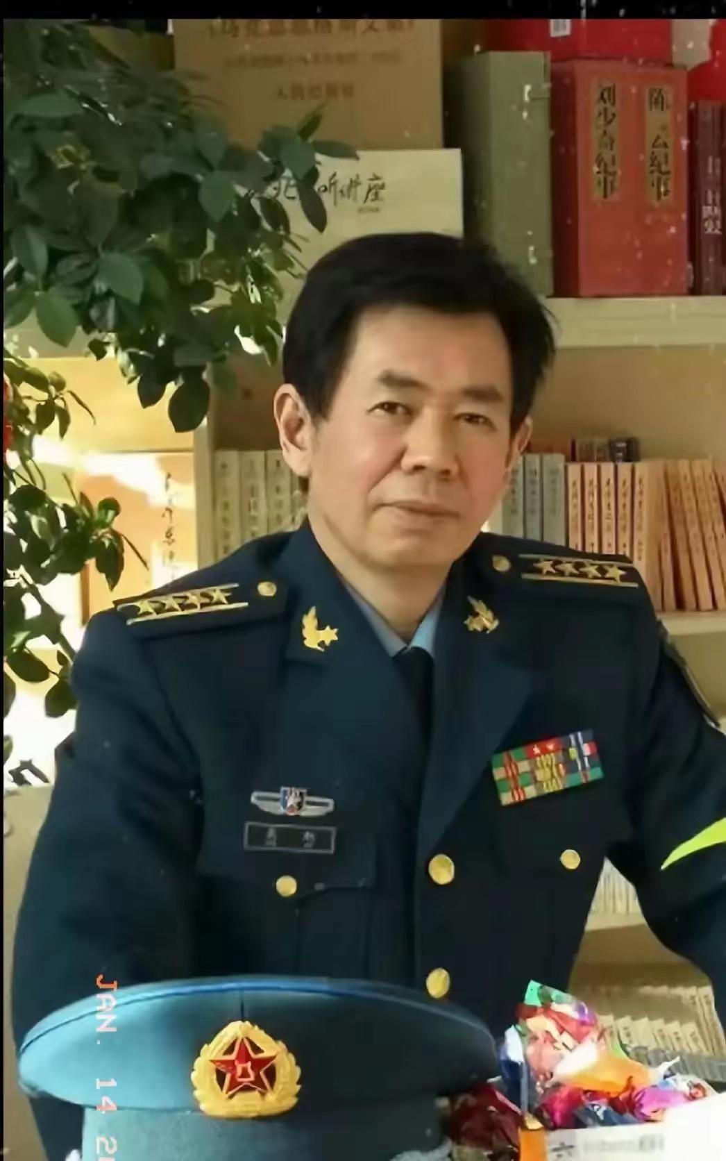 戴旭又把天捅了个窟窿。这位“鹰派”教授刚喊出两句硬话，就被唾沫星子淹没了。这