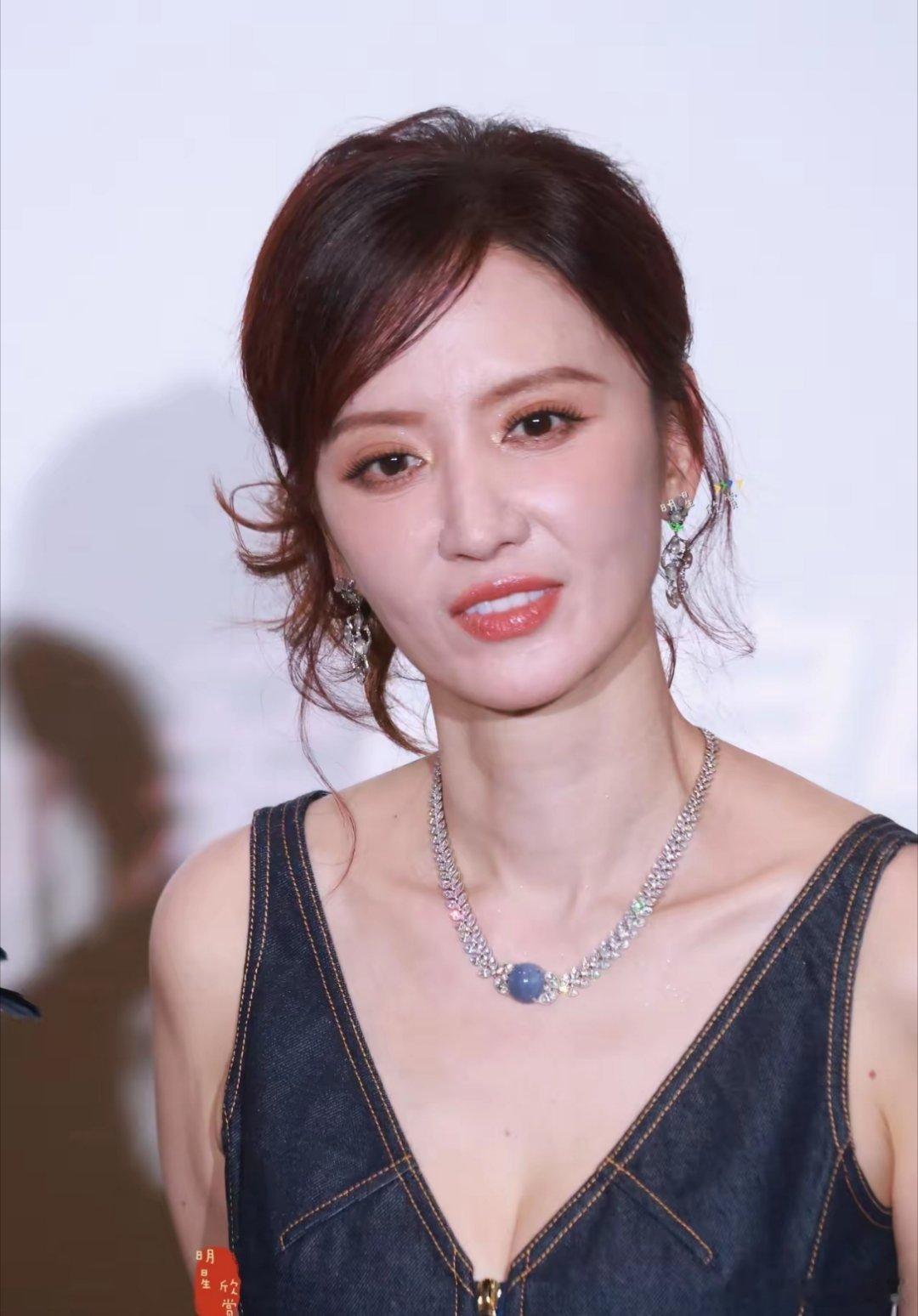 张萌，笑不出来了。捧一部，赔三部，板上钉钉了。这些年当制片人赚的钱，眼看就要打水