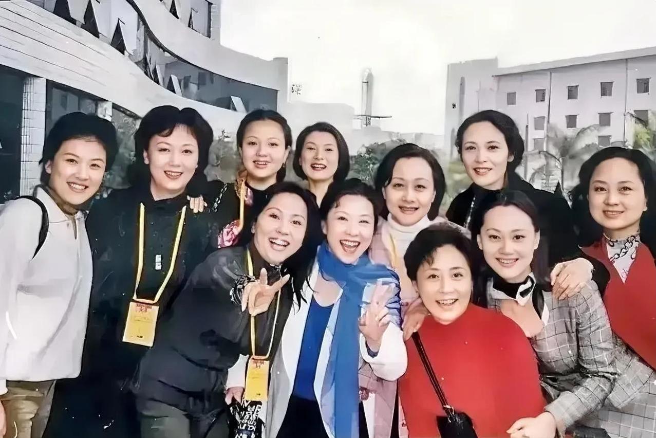 如果能把这群女明星都认出来，承认你是影迷中的大哥大！这是一张80年代女演员珍贵