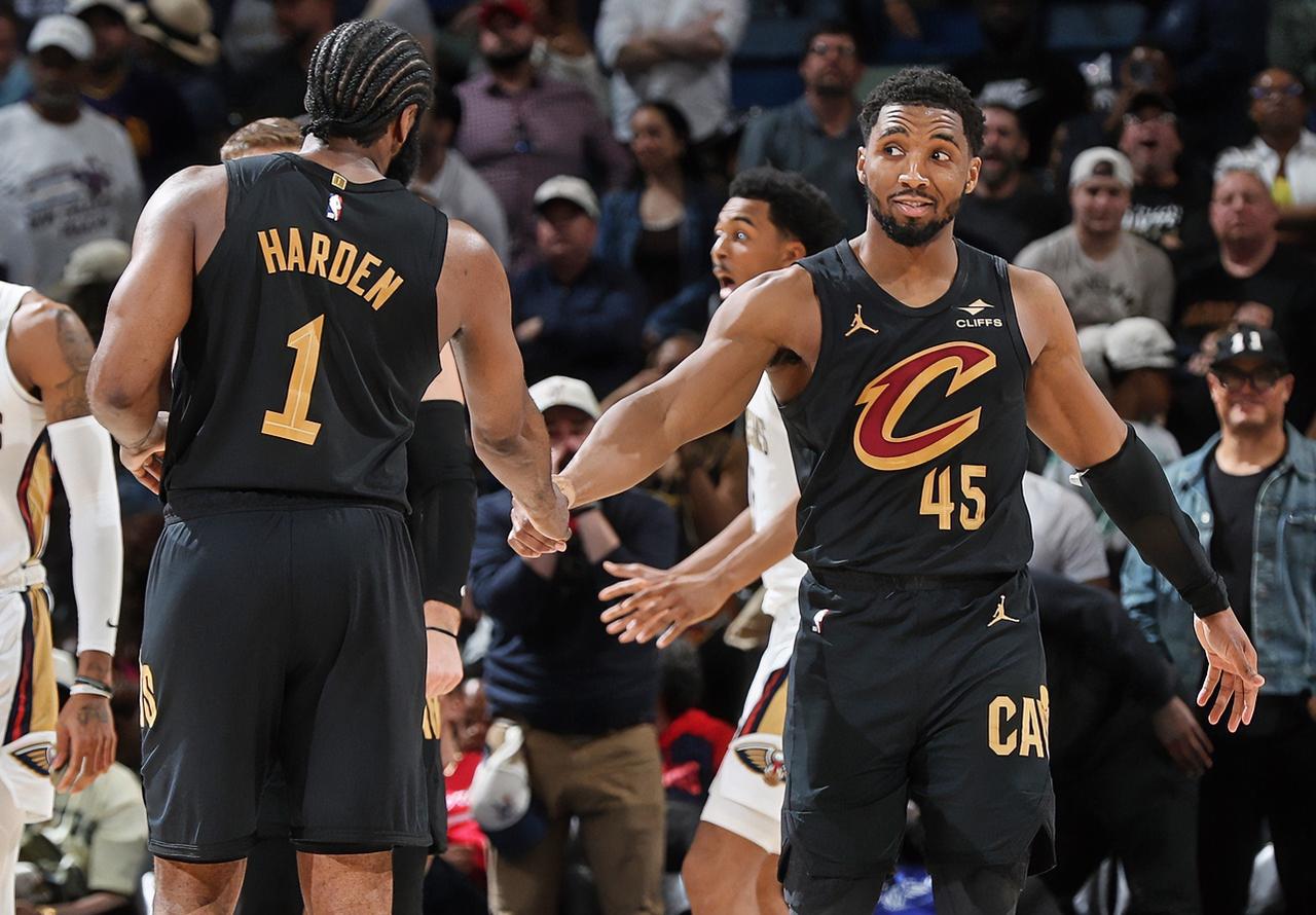 哈登：米球王，有些媒体说我俩不兼容，各打各的，你怎么看的？？？米切尔：他们懂个