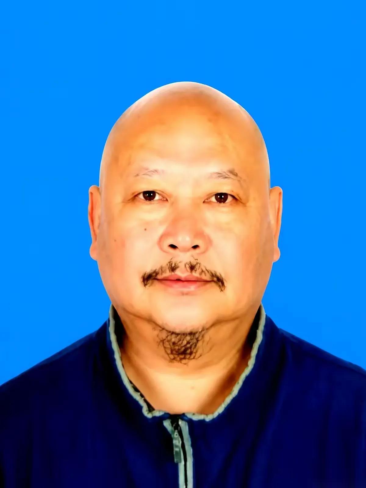湖南师大有个美术学院的教授，叫段江华，专门带博士生。2015年3月，他52岁，