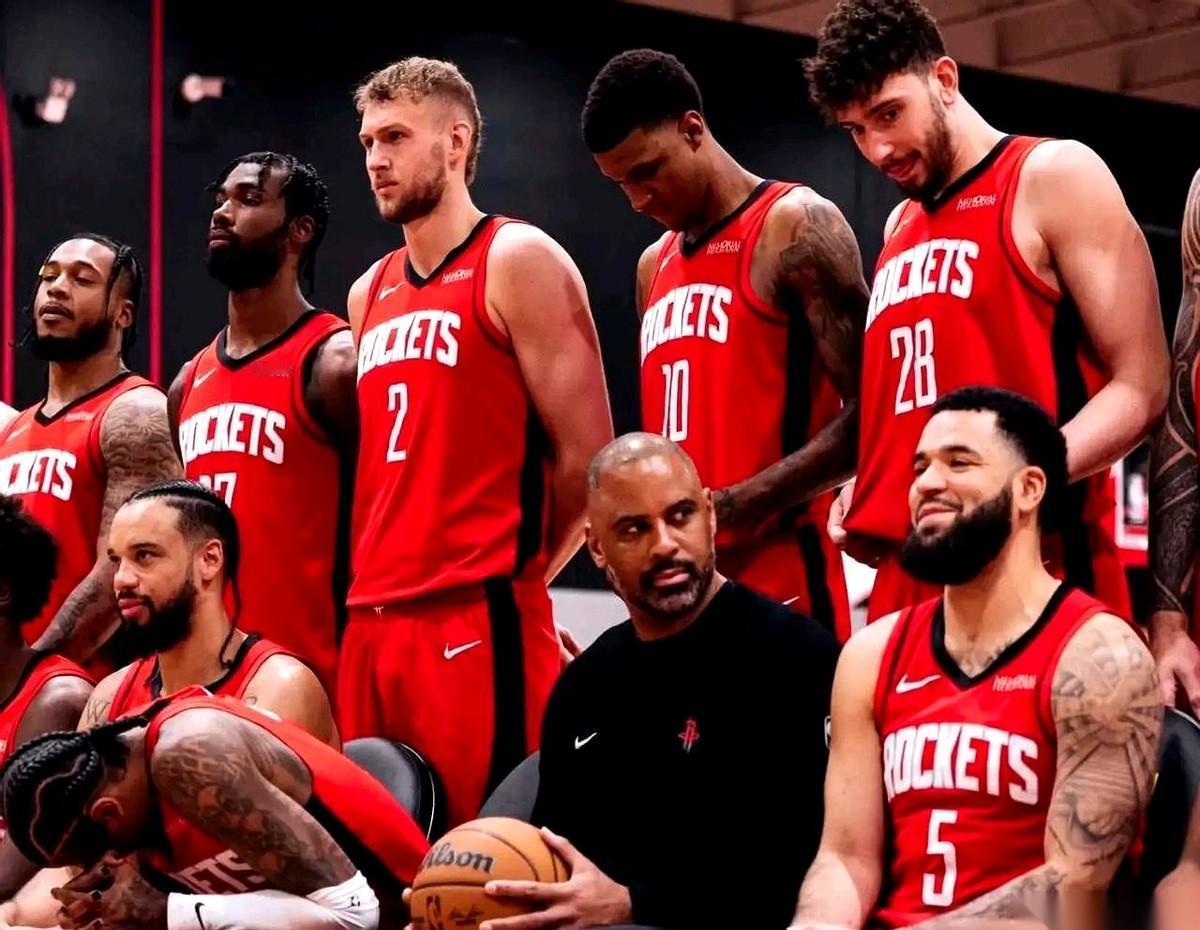 我跟你说，现在看这支火箭队，脑子里就三个字：太子爷。一群太子爷，个个都觉得自己