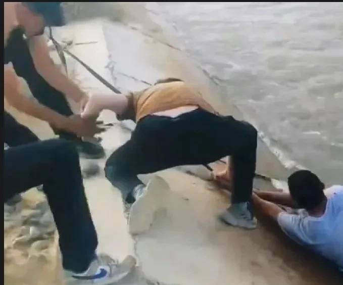 新疆男子落水漂流27公里！民警村民狂追半小时生死营救。新疆皮山县一名男子不慎落