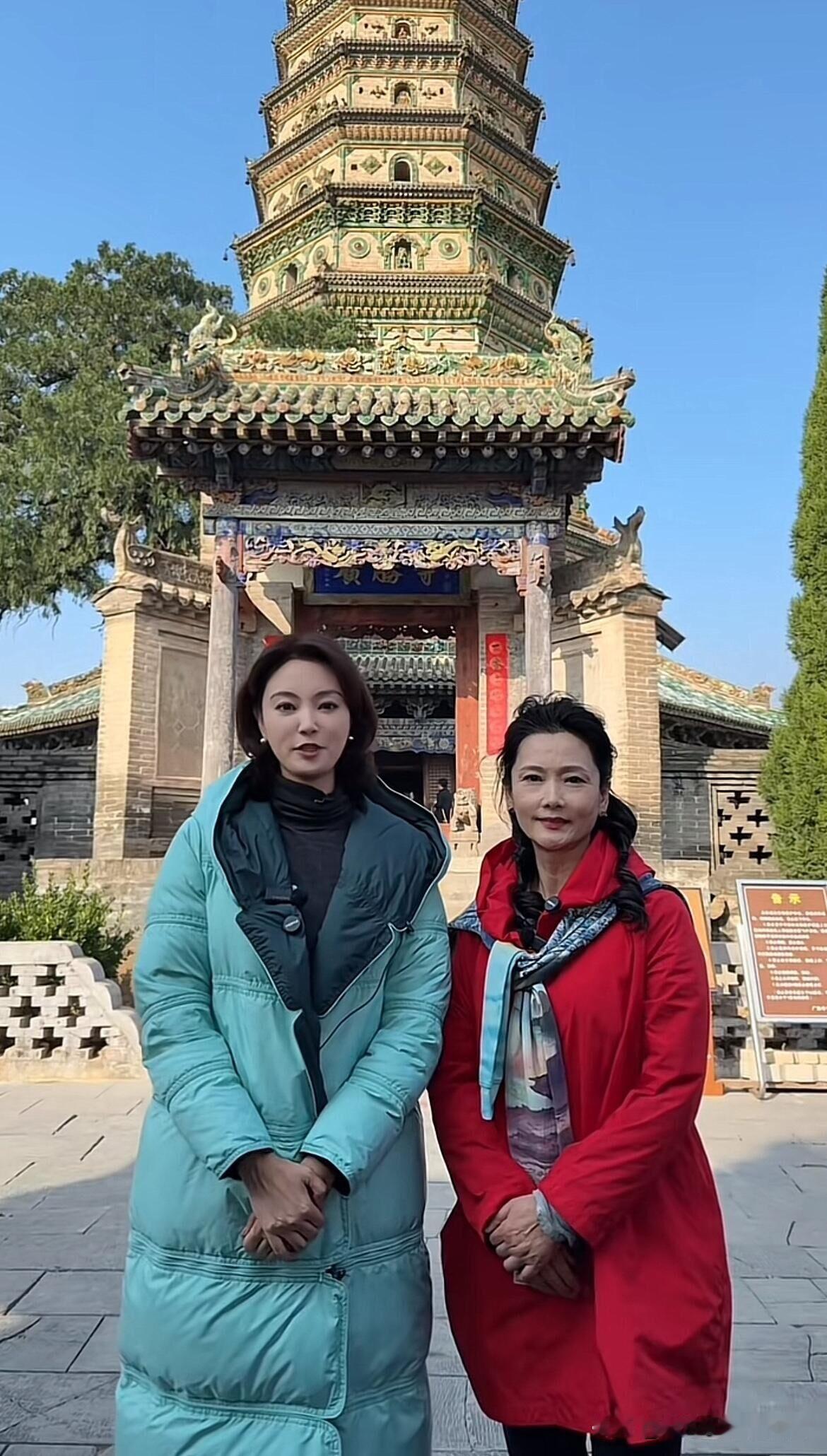 发现了没，大明星的气质果然是不一样，就说刘芳菲吧，她个子高挑气质佳，穿着普通的一