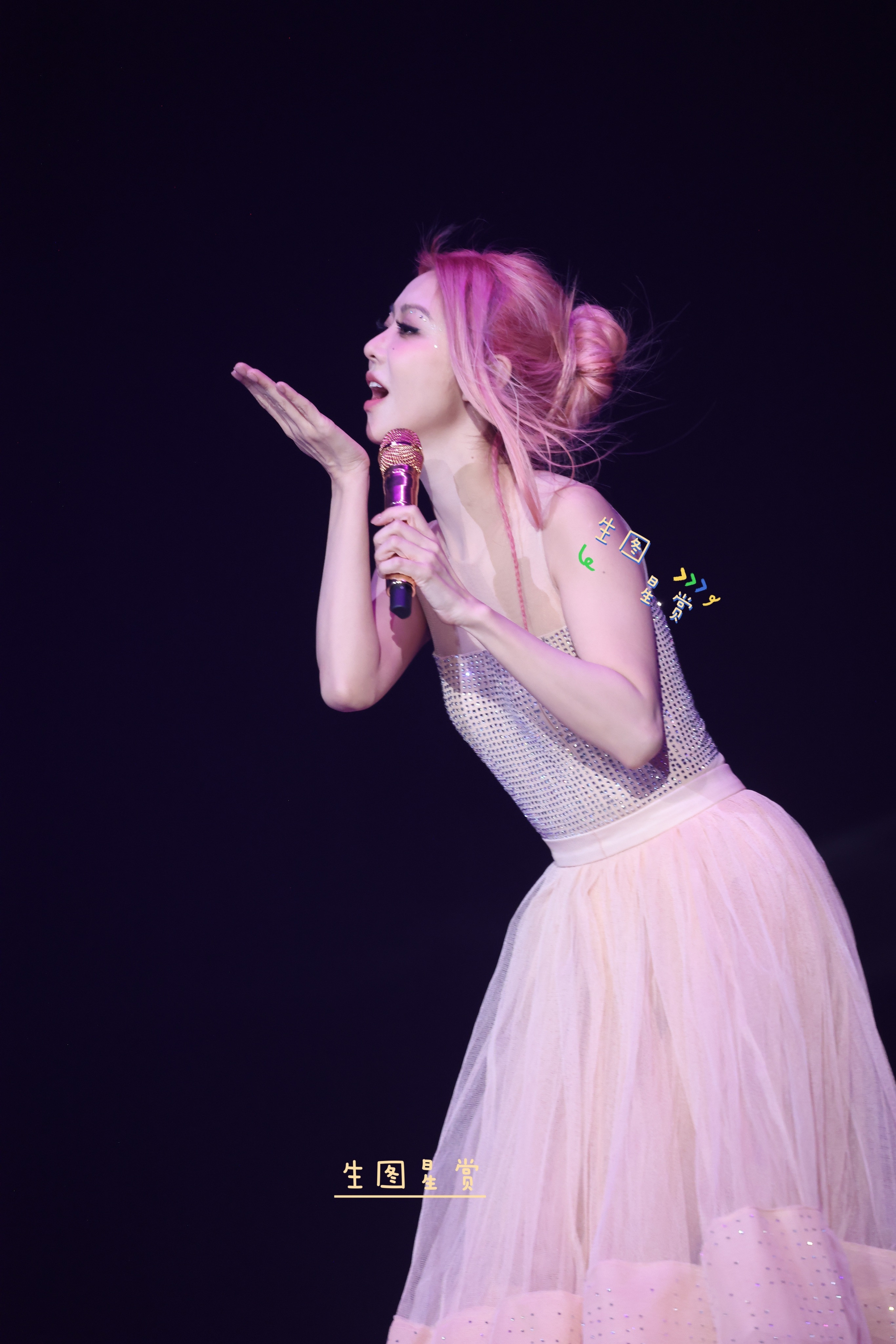 薛凯琪佛山演唱会造型三，粉粉的仙女下凡到人间🌸💓​​​