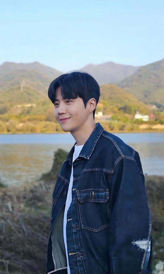 金宣虎方否认逃税经纪公司否认金宣虎逃税2月1日，韩媒曝金宣虎逃税，引发热议。随