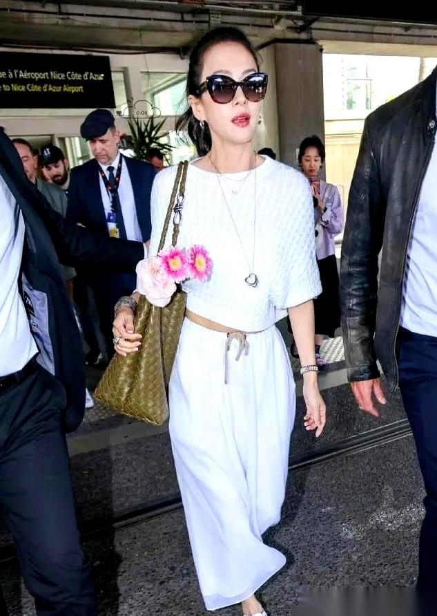 章子怡和汪峰官宣离婚，通稿写得滴水不漏：“没有是非对错”。可背地里那份关于女儿