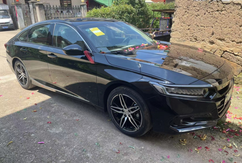 22款雅阁尊贵版用车一个月总结，油耗市区开10个油左右，隔音没有他们说的那么夸