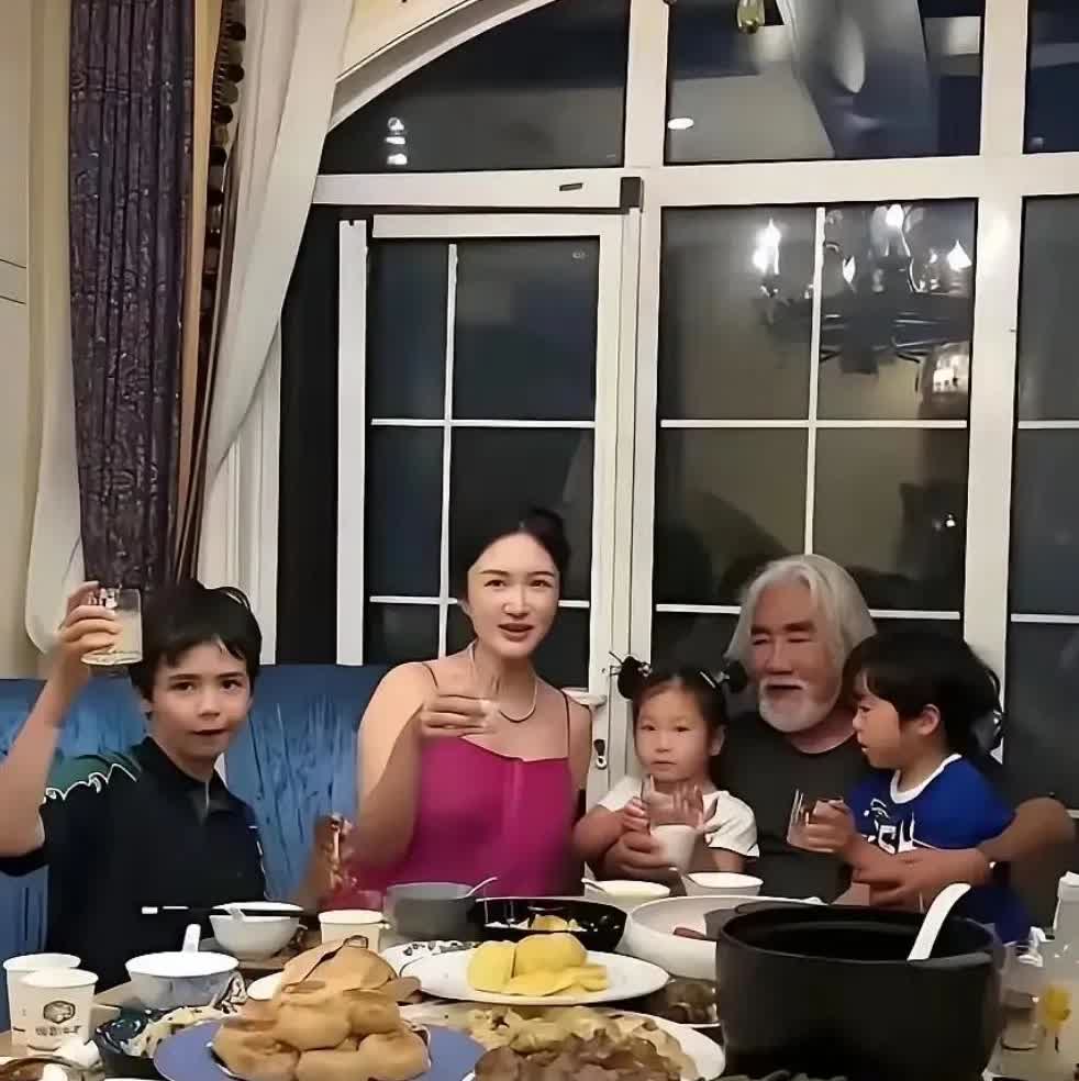 73岁的张纪中带着娇妻幼子在家里吃晚餐！这满满的一大桌子鸡鸭鱼肉蔬菜水果应有