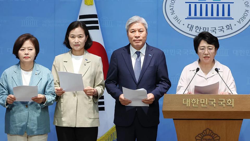 金龙显释放的消息一出，祖国革新党坐不住，立即敦促检察总长沈雨廷辞职。党派认为