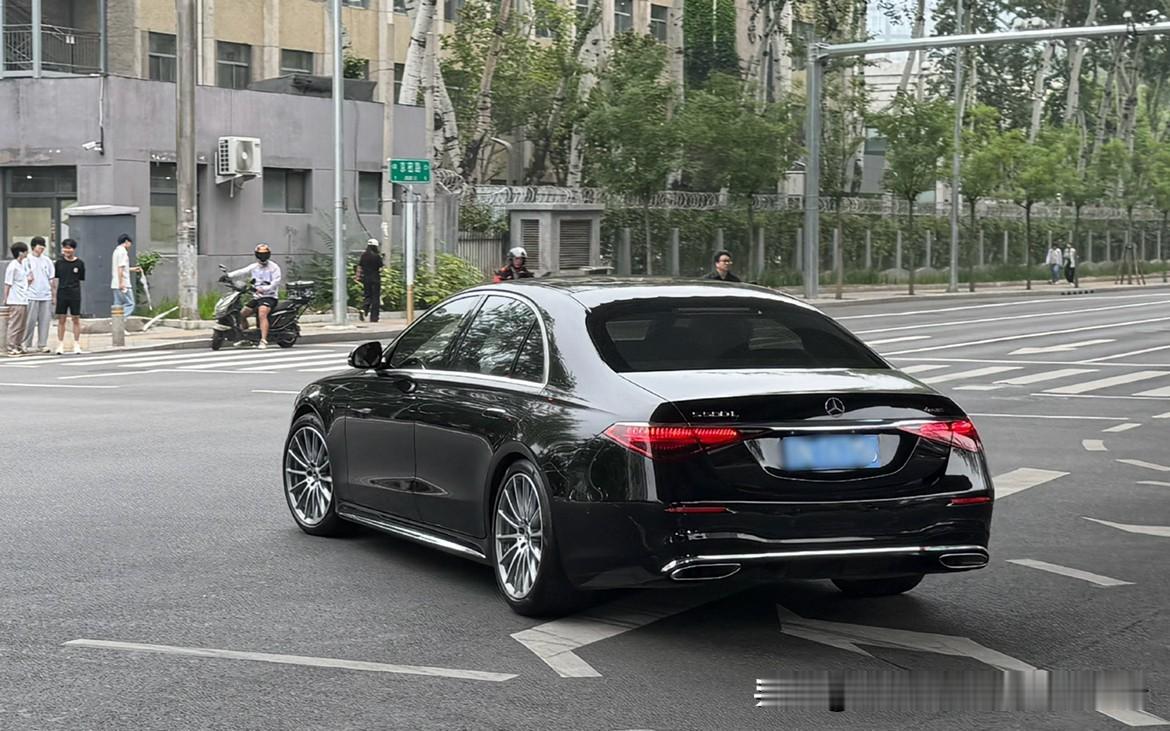 路上S400各种烂残改的看太多，偶尔遇到个真原厂奔驰S500，得体、端庄、优雅，