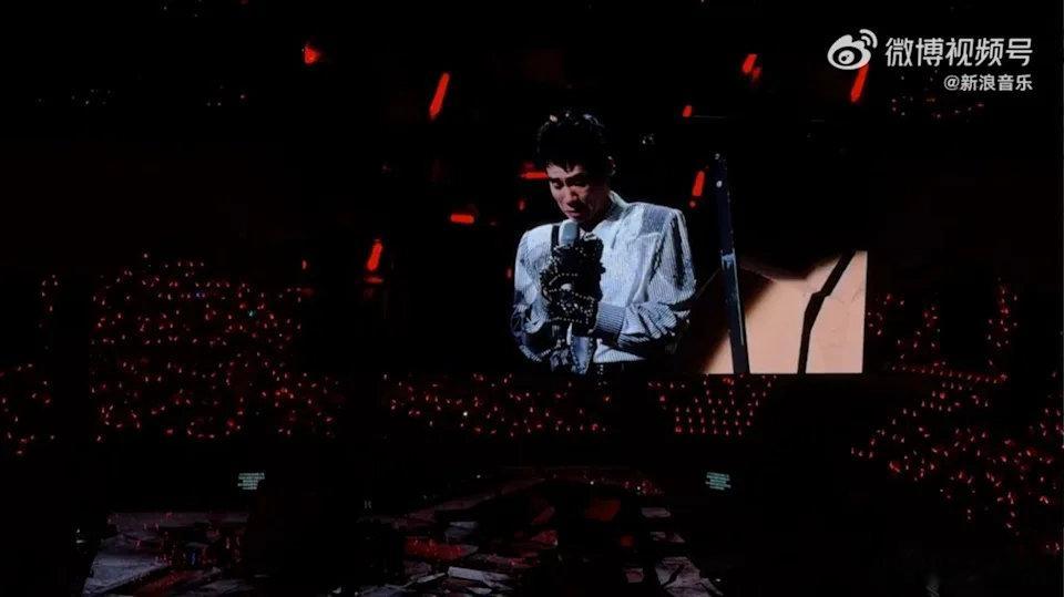 陈小春北京演唱会连夜整改舞台陈小春演唱会爆哭道歉面对首场演出的观众投诉，陈小
